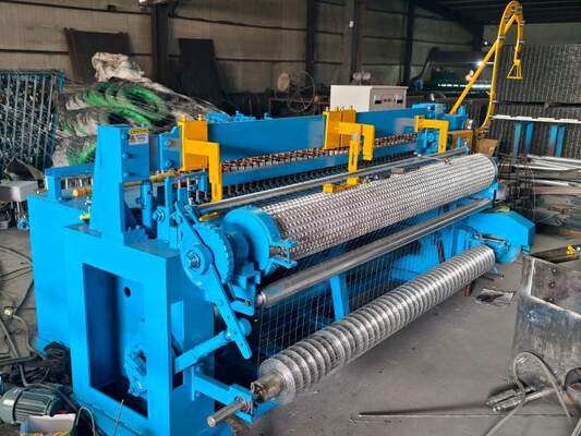 メッシュ幅 7 フィート開口サイズ 1 インチ溶接金網機械